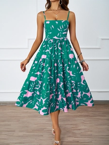 Nahaufnahme des eleganten grünen Blumen-Sommerkleides mit Stufenrock und Trägern