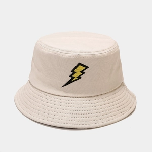 Détail du chapeau bob blanc cassé avec broderie éclair jaune et bordure renforcée