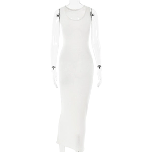 Vue de face d'une robe longue blanche en maille sans manches avec nœud torsadé sur un mannequin