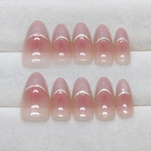 Unghie finte sfumate rosa occhio di gatto con linee dorate e punte glitterate su base