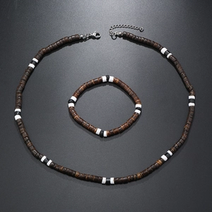 Détail d'un ensemble de collier et bracelet en perles de coco bohème avec fermoir en métal
