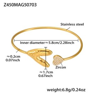 Détail du bracelet en acier inoxydable plaqué or 18k avec doubles cœurs sertis de zircons