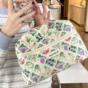Quilted floral makeup bag with large capacity and vintage flower pattern and side handle