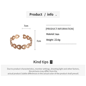 Vista dettagliata del bracciale traforato a forma di cuore in ferro da 7cm e peso 22,6g