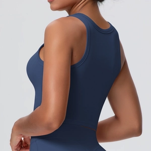 Detaillierte Rückansicht des hochelastischen dunkelblauen Yoga-Tops mit breiten Trägern