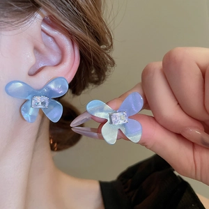 Orecchini a farfalla blu-viola cangiante con zircone rettangolare centrale da donna