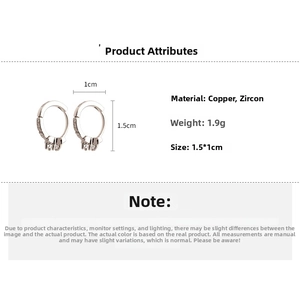 Gros plan d'une boucle d'oreille en cuivre argenté avec zircon et dimensions du produit