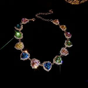 Lussuosa collana con cuori di cristallo arcobaleno e strass scintillanti su catena dorata