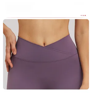 Détail de la taille croisée violette sur le legging de yoga brossé à taille haute