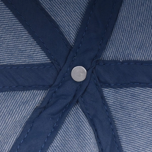 Detail der verstärkten inneren Krone und der Metallniete einer gewaschenen blauen Denim-Kappe