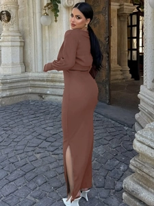 Ensemble robe longue moulante marron deux pièces avec haut court et fente latérale