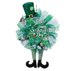 St. Patrick's Day Kranz mit grünem Hut, Happy St. Patrick's Day Schild und gestreiften Beinen