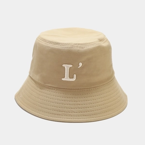 Détail de la broderie de la lettre L et des coutures sur le chapeau bob en coton kaki