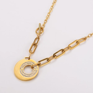 Collana minimalista dorata con cerchio di strass, catena a graffetta e chiusura a T