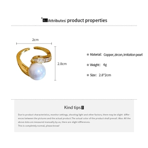 Vue détaillée montrant les dimensions 2,8x2cm de la bague perle serpent et zircon