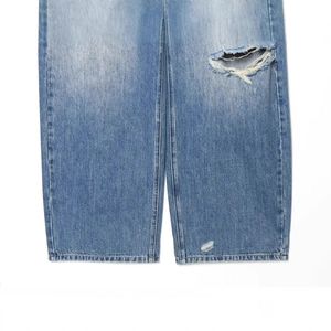 Blaue Denim-Jeans mit geradem Bein, Falten am Bund und Rissen am Kniebereich