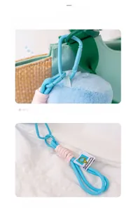 Dettaglio del ciondolo a manubrio in peluche blu con corda intrecciata e moschettone