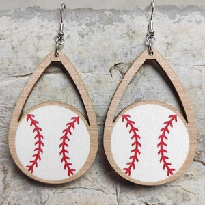 Dettaglio degli orecchini da baseball in legno a forma di goccia su pietra