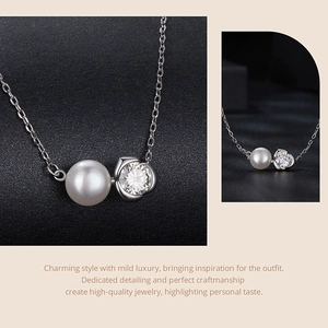Gros plan d'un collier en argent S925 avec une grande perle blanche et un zircon brillant