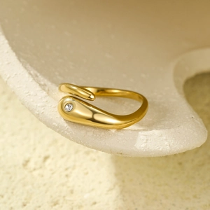 Bague élégante en acier inoxydable doré avec zircon géométrique étincelant