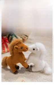 Detailansicht der braunen und weißen Plüschpferde mit feinem Fell in einer Geschenkbox