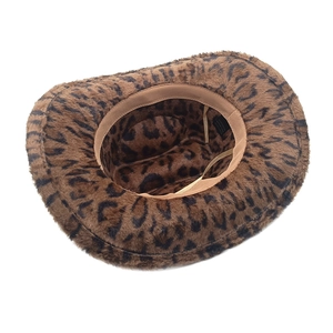 Détail d'un chapeau de cowboy léopard montrant la doublure en peluche et le cordon réglable