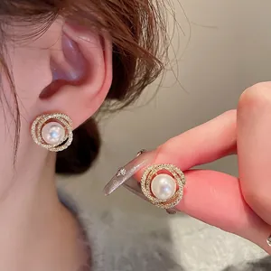Boucles d'oreilles rondes en perles et acier inoxydable avec zircons et dorure