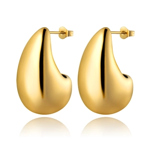 Boucles d'oreilles gouttes dorées 18K élégantes avec finition polie sur fond blanc