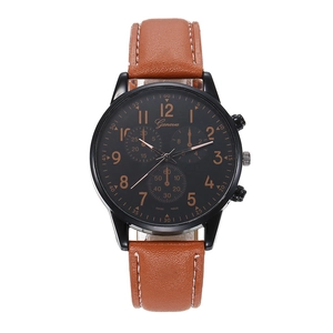 Herren-Mode-Quarzuhr mit braunem Lederarmband und schwarzem Metallgehäuse auf weißem Grund