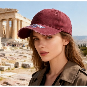 Détail de la casquette vintage délavée avec broderie et bord effiloché en plein air