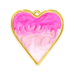 Détail macro du pendentif coeur avec émail marbré rose et contour plaqué or fin