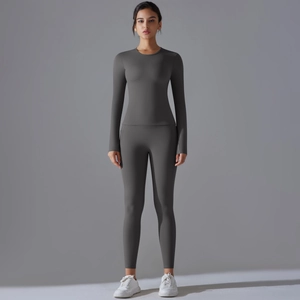 Détail d'un ensemble de yoga brossé avec haut à manches longues et legging de sport à taille haute