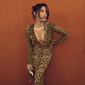 Dettaglio vestito lungo leopardato con profondo scollo a V e nodo in vita elegante