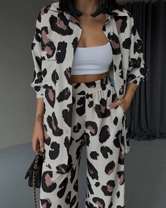 Détail de chemise imprimé léopard et pantalon large à taille haute sur un mannequin