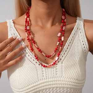 Collier bohème à perles rouges multicouches avec accents géométriques en coquillage