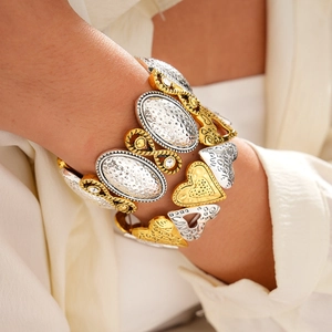 Gros plan de trois bracelets élastiques avec cœur gravé LOVE et détails en cristal