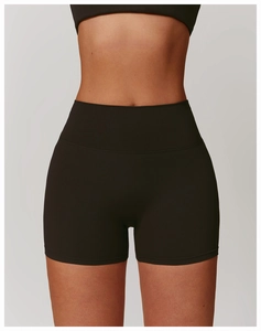 Détails du short de yoga noir taille haute montrant le tissu élastique et l'effet gainant