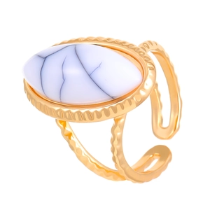 Detalle de anillo dorado ajustable con textura de ondas y piedra de ojo de tigre azul