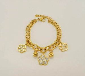 Détail d'un bracelet fleur ajouré plaqué or 18k avec strass et fermoir réglable