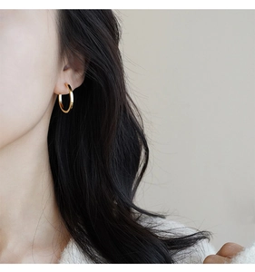 Eleganti orecchini a cerchio dorati stile francese da donna con design rotondo minimalista