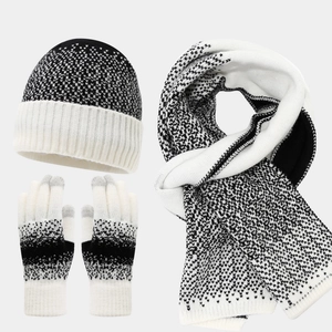 Détail de l'ensemble en tricot avec gants tactiles et écharpe à motif cœur géométrique