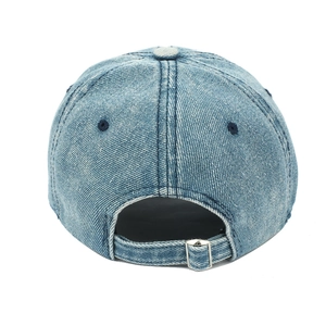 Vue arrière d'une casquette de baseball en jean bleu clair avec boucle en métal réglable
