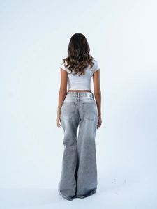 Pantaloni denim grigi a vita alta e gamba larga con lavaggio vintage, vista posteriore