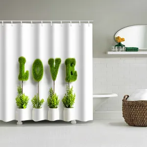 Detalle de cortina de ducha de poliéster blanco con estampado LOVE verde en baño moderno