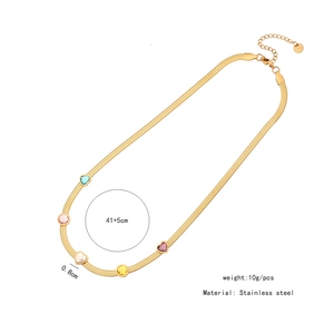 Détail d'un collier chaîne serpent dorée avec cinq pierres de zircone colorées en forme de cœur