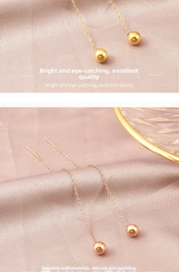 Macro di orecchini a pendente con sfere in oro rosa 18K su seta rosa