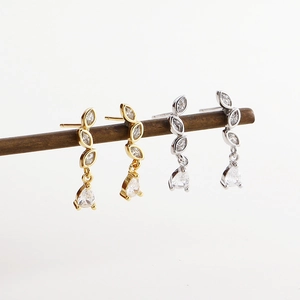 Dettaglio di orecchini a perno in argento s925 con zirconi marquise e gocce in oro e argento