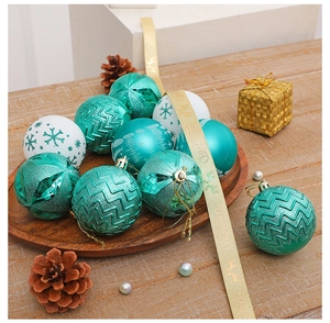 Détail de boules de Noël vert menthe et blanches avec motifs flocons sur bois