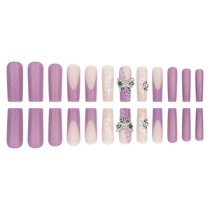 Faux ongles violets avec papillons argentés 3D et décoration à paillettes lilas