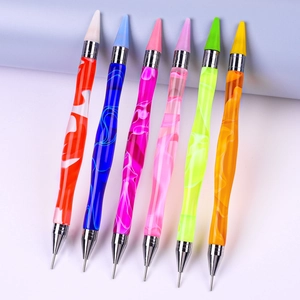 Détail de six stylos nail art à double embout avec manches en acrylique marbré et silicone